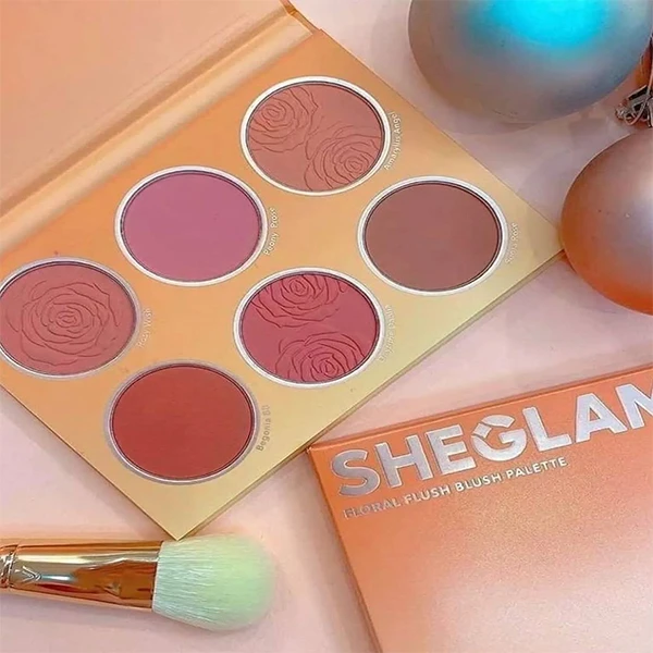The luxurious SheGlam Blush Palette